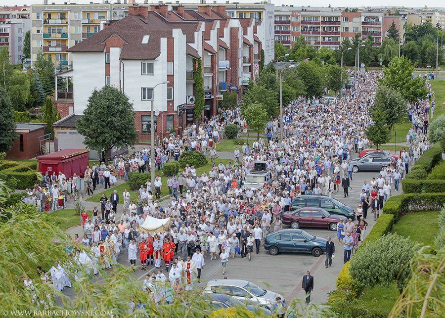 Oto Ciało moje... Tłumy wiernych na największych procesjach [FOTO]