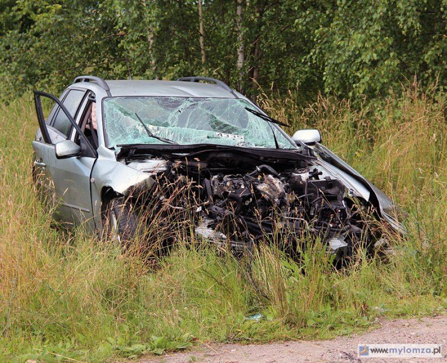 Jechał pijany i uderzył w drzewo. Ranni pasażerowie próbowali ukryć ślady. [FOTO]