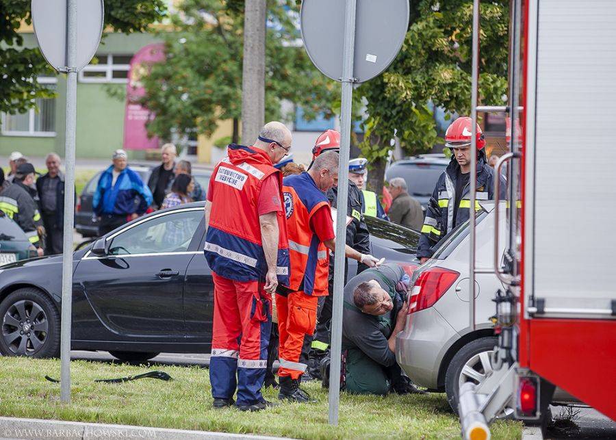 Wyjechała pod prawidłowo jadącego golfa. Wypadek na ul. Piłsudskiego. [FOTO i VIDEO]