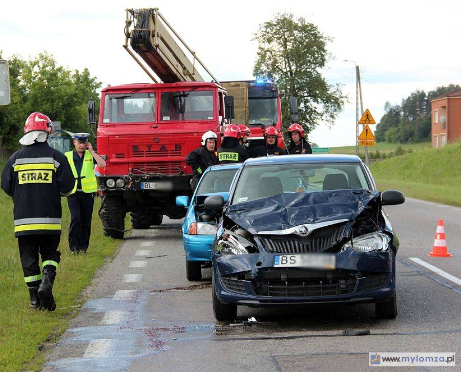 Skoda najechała na ciężarówkę. Na auta wpadły kolejne samochody. [FOTO]