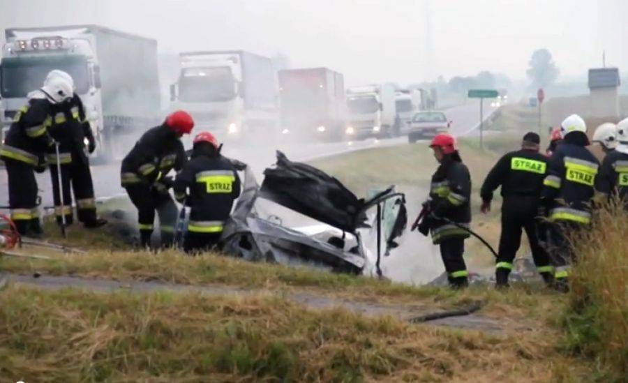 Samochód stanął w płomieniach. Dwie osoby nie żyją. [VIDEO]