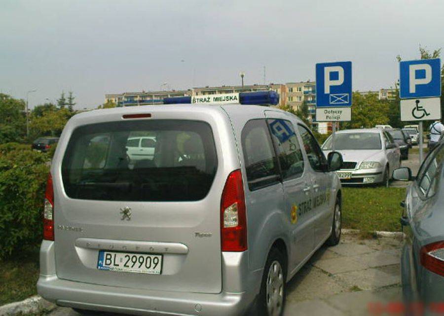 Większość niepełnosprawnych straci karty parkingowe