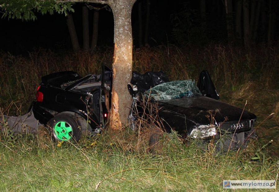 Zbójna: Tragedia na drodze. Audi owinęło się wokół drzewa!  [FOTO]