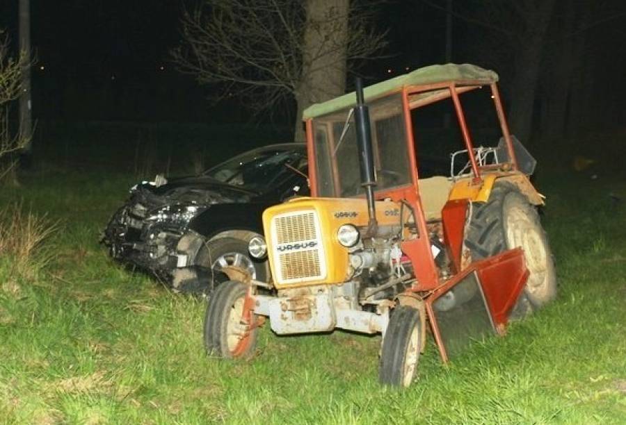 Zderzenie hondy z ciągnikiem. Kierowca był pijany. ZDJĘCIA
