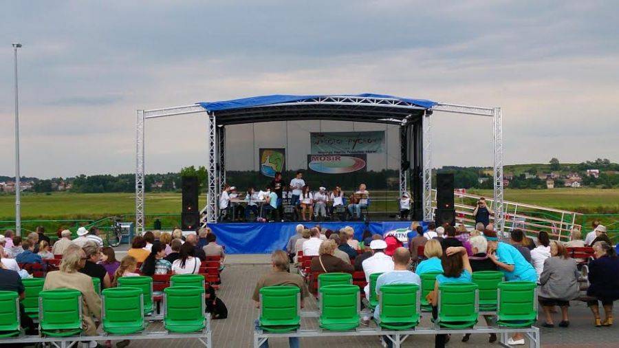 Mobilna scena do wynajęcia.