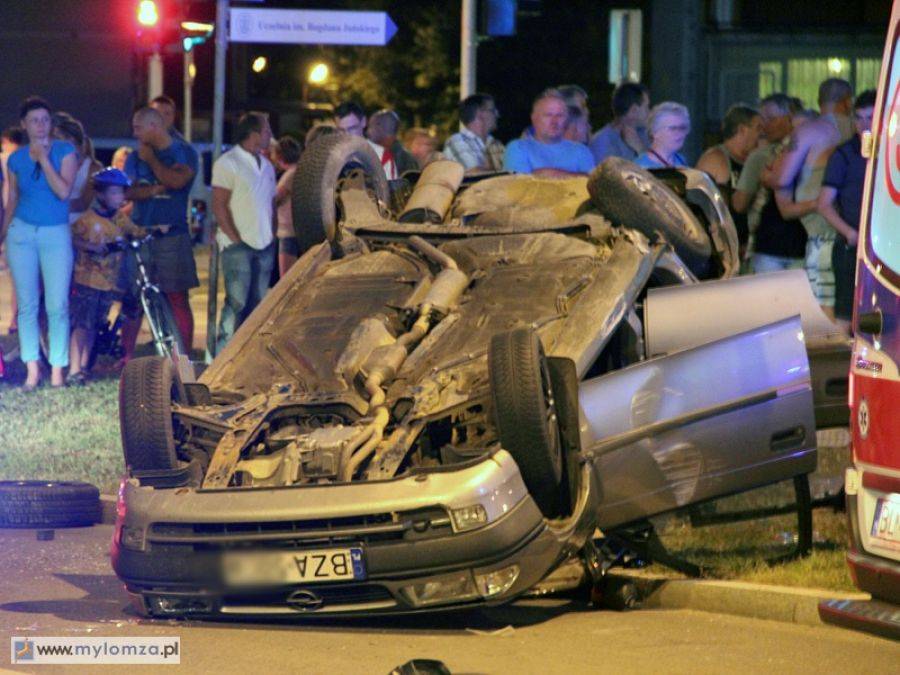 Wypadek na rondzie Solidarności. [FOTO i VIDEO]