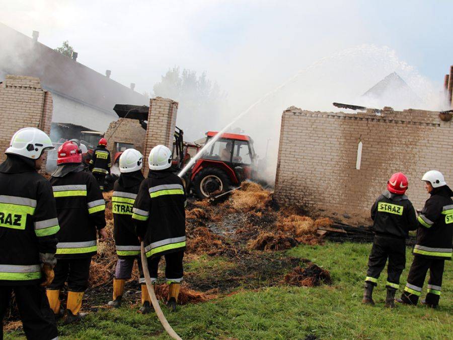 Pożar budynków gospodarczych w Kuczach Wielkich. [FOTO]
