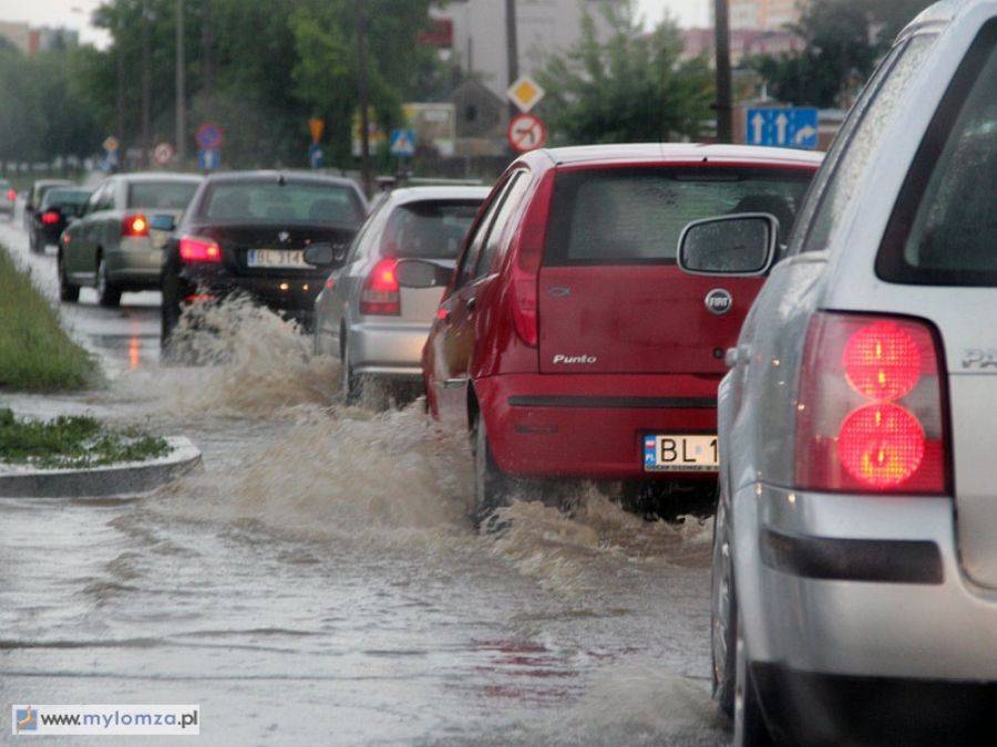 Zerwane dachy i zalana piwnica po wczorajszej burzy.
