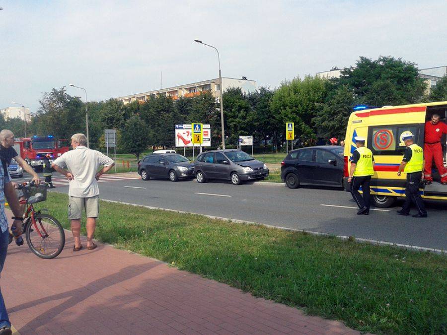 Wypadek na Zawadzkiej. Zderzyły się trzy auta.