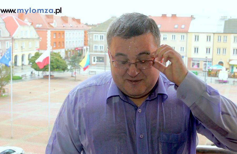 Po sesji przewodniczący został oblany wiadrem zimnej wody! [VIDEO]