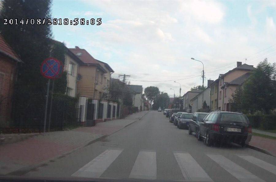Trzyletnie dziecko wpadło pod samochód  