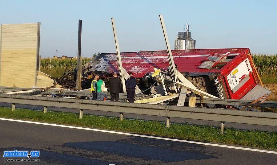 Tir przewożący bydło rozbił się na obwodnicy Zambrowa. Jedna osoba nie żyje