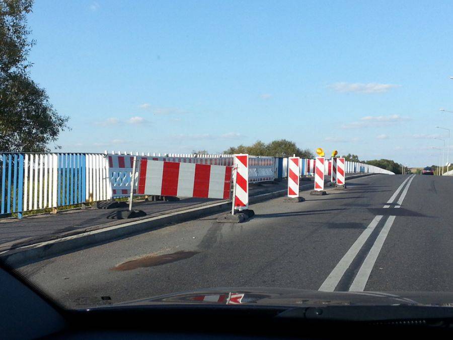 Wciąż nienaprawione uszkodzenia na moście Hubala. Interwencja na prośbę oburzonego czytelnika.