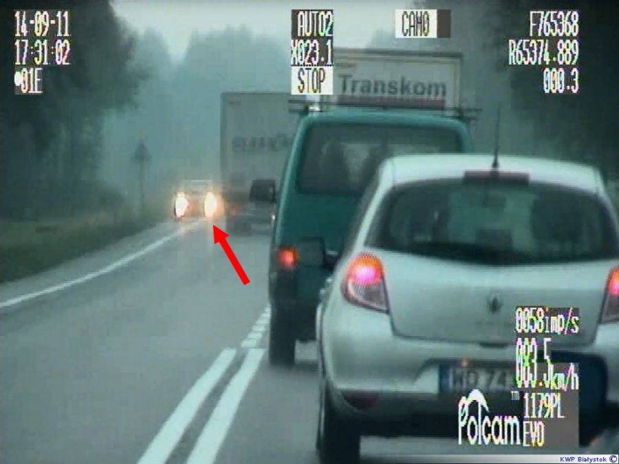 Bezczelny kierowca tira wyprzedzał na trzeciego [VIDEO]