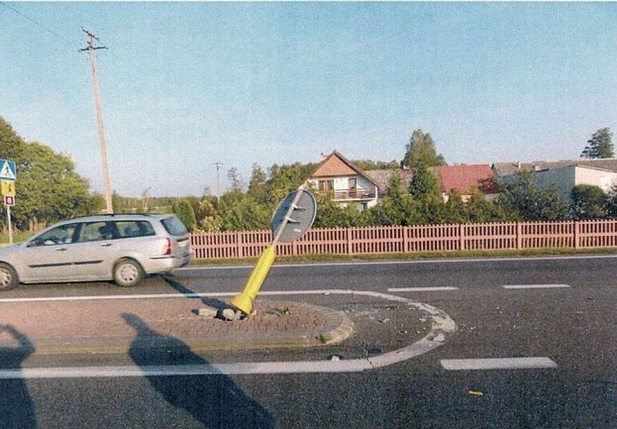 Jadąc ciężarówką niszczył znaki drogowe