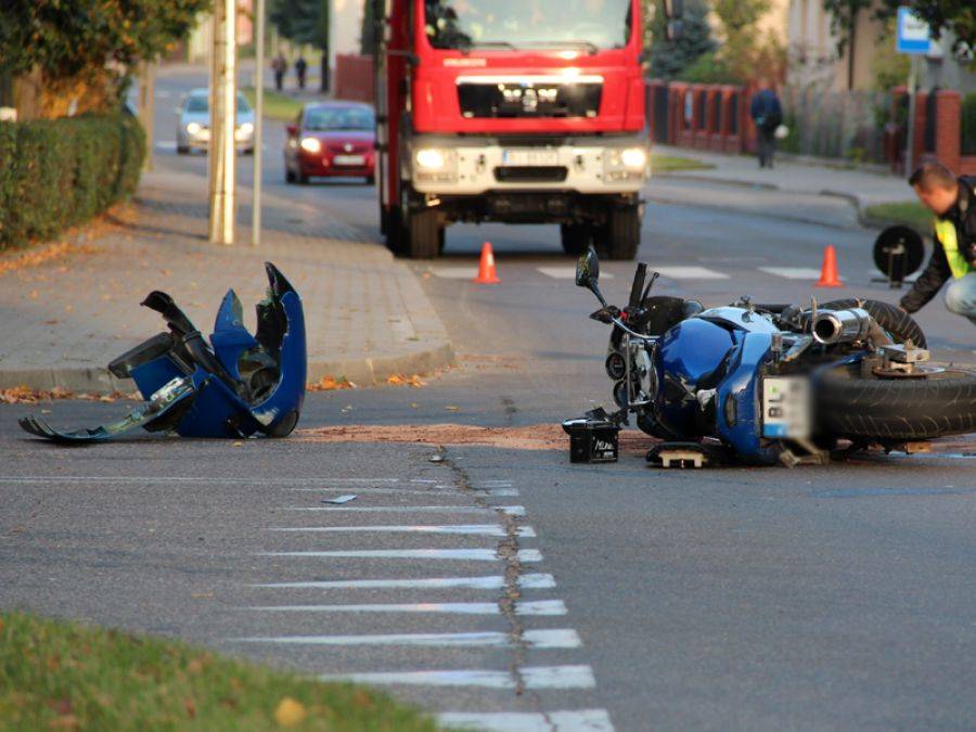Motocykl kontra samochód na skrzyżowaniu Ogrodowej z Nowogrodzką [FOTO]