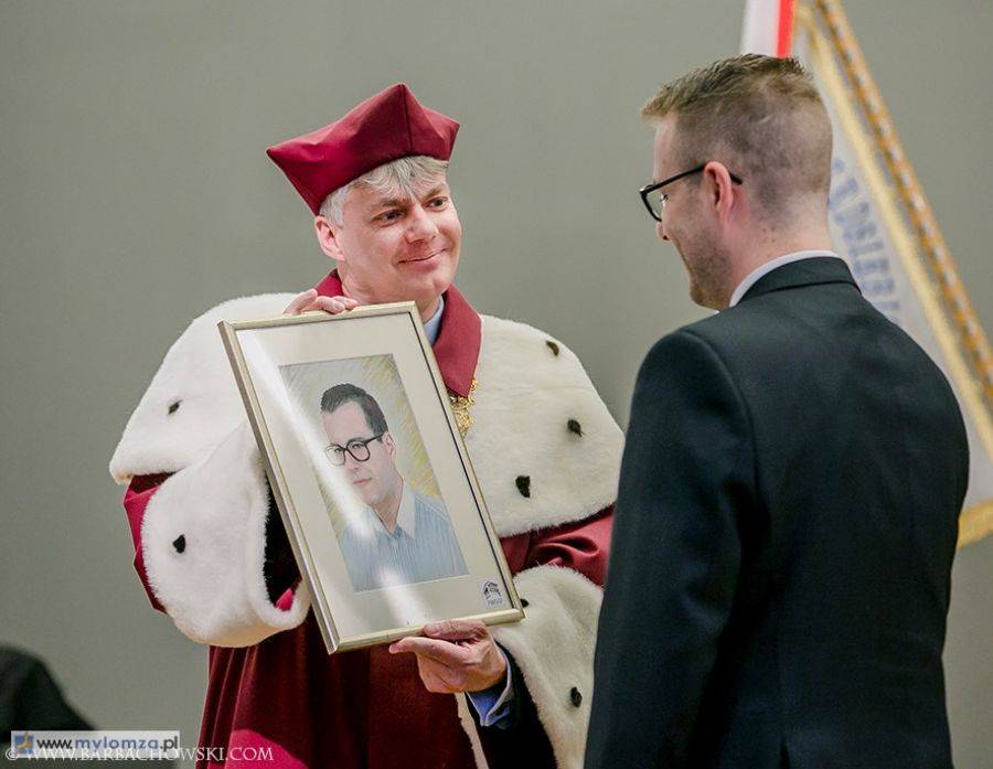 Absolwenci PWSIiP odebrali dyplomy [FOTO i VIDEO]