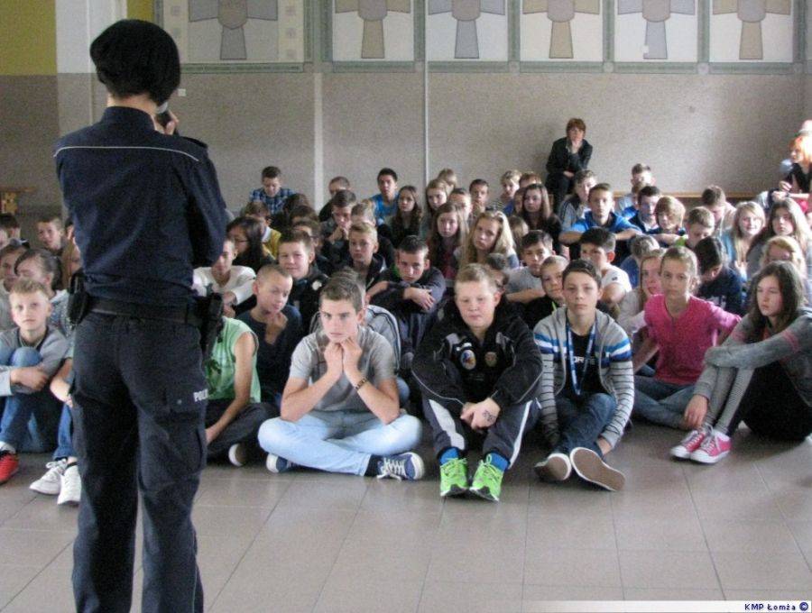 Policjanci uświadamiają gimnazjalistów
