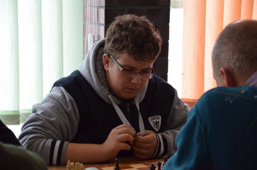 Doświadczeni zawodnicy uznali wyższość 15-letniego szachisty