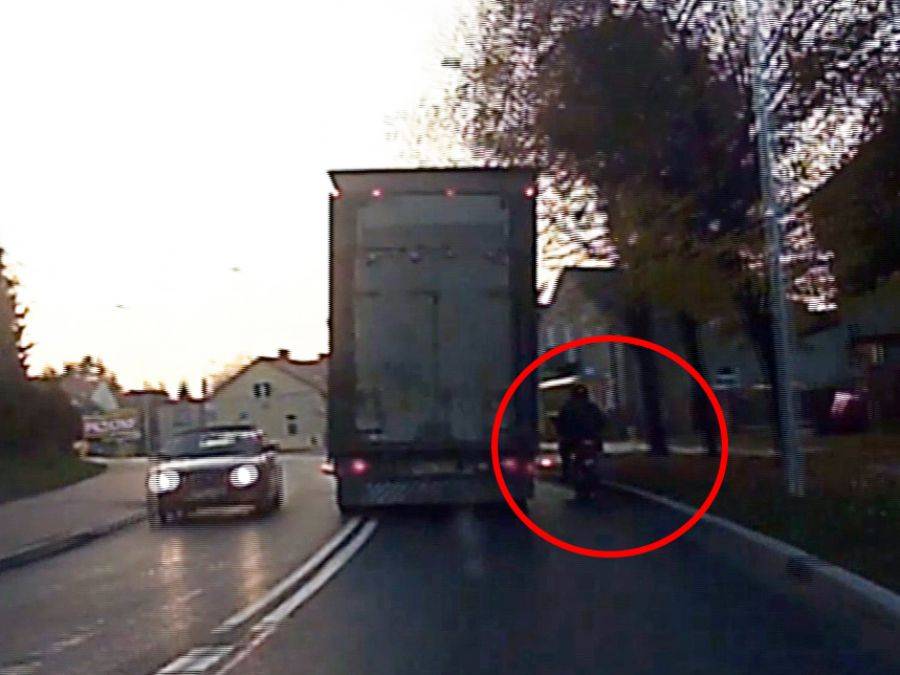 Tir o mały włos nie zmiótł motocyklisty! [VIDEO]