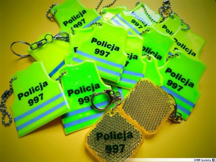 Policja apeluje: Bądź widoczny na drodze - NOŚ ODBLASKI!