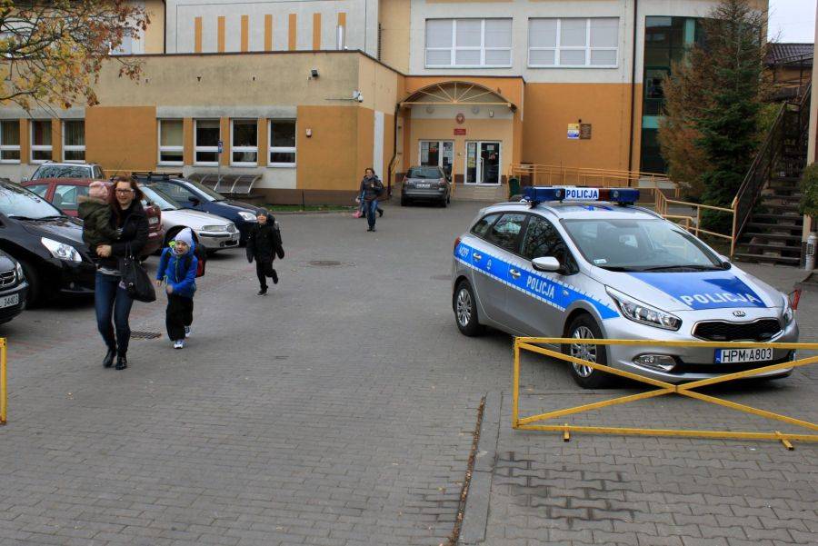 Bomba czy głupi dowcip? Gimnazjum w Piątnicy ewakuowane [FOTO i VIDEO]