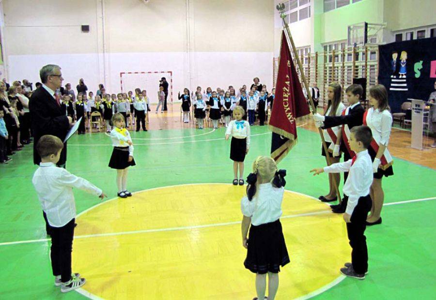 Pierwszaki z Dziesiątki pasowane na uczniów