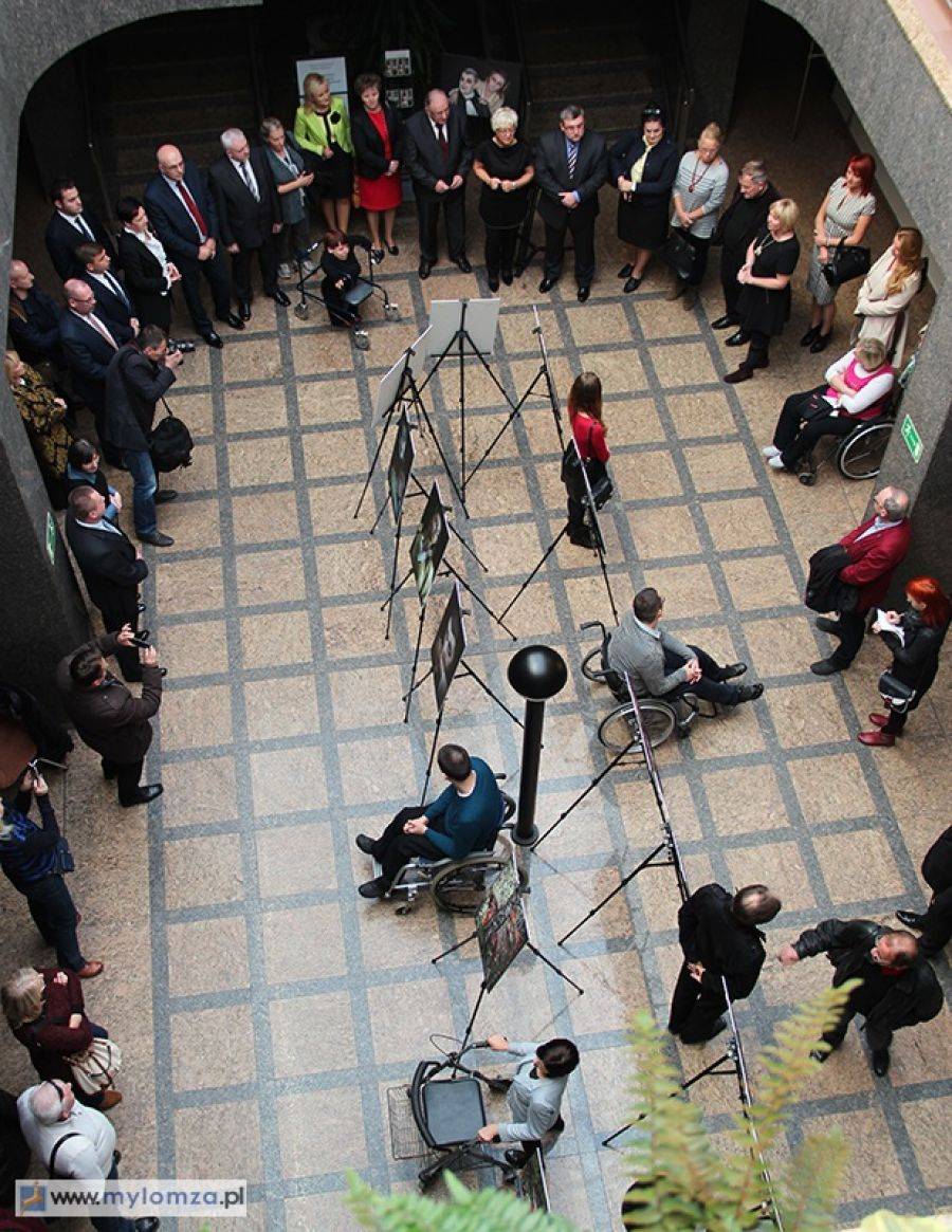 Niecodzienna wystawa fotograficzna w łomżyńskim ratuszu
