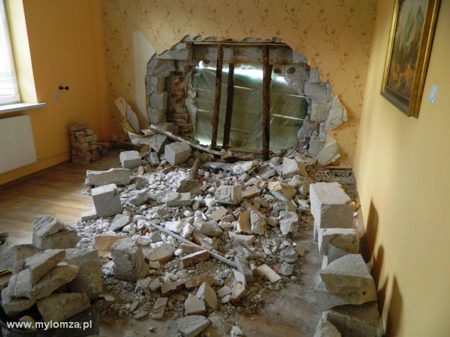 Noc spędzą pod własnym dachem- dom, w który uderzyło auto nie grozi zawaleniem