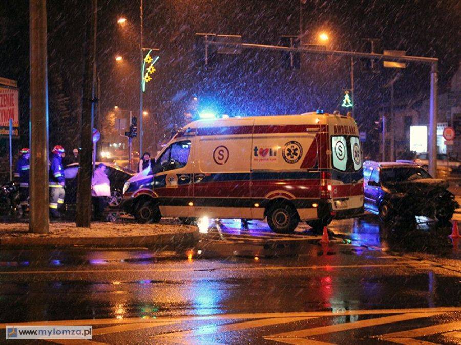 Wypadek na skrzyżowaniu. Trzy osoby w szpitalu! [FOTO]