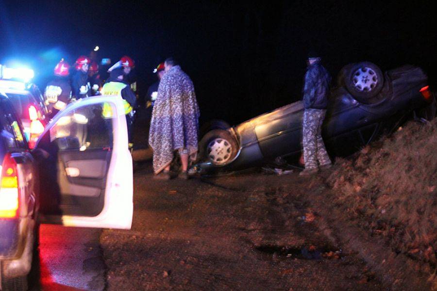 Mercedes dachował na DK 63