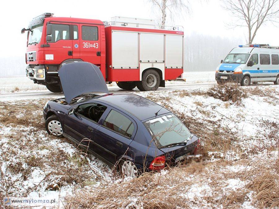 Śliska droga - auto w rowie [FOTO]