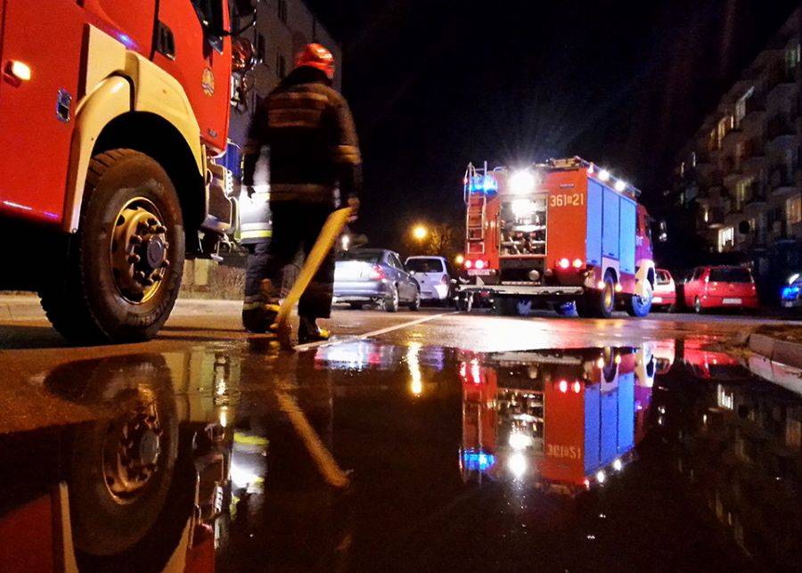 Zapaliła się piwnica w bloku na Broniewskiego [FOTO]