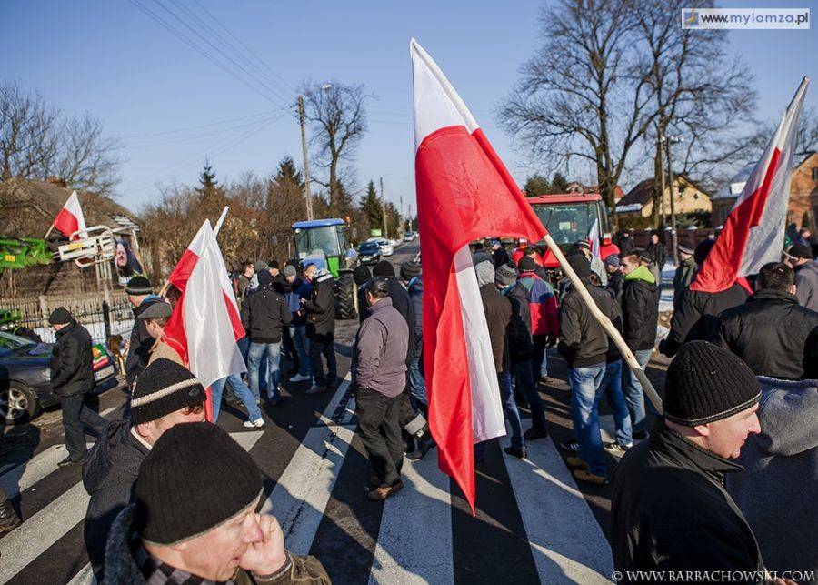 Trwa blokada drogi w Konarzycach [FOTO i VIDEO]