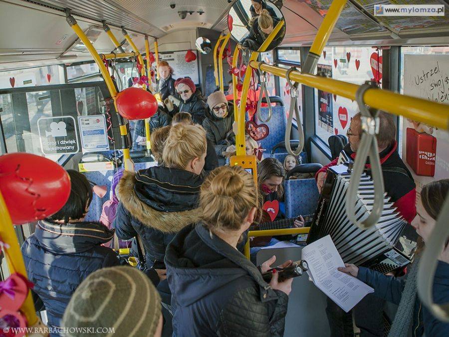 Autobus walentynkowy, przez ulice mego miasta mknął! [FOTO]