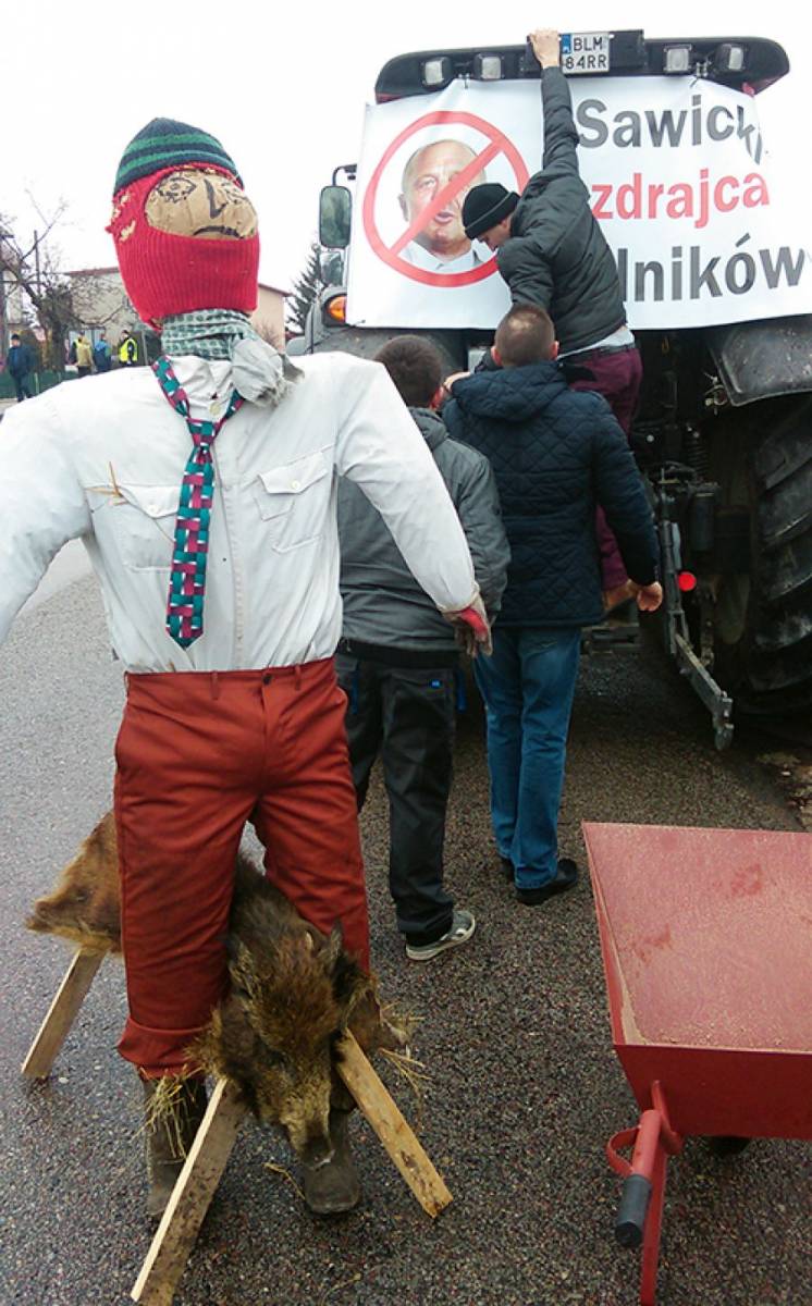 Protestujący rolnicy: Sawicki zdrajca rolników. Tak wygląda blokada w Piątnicy! [FOTO i VIDEO]