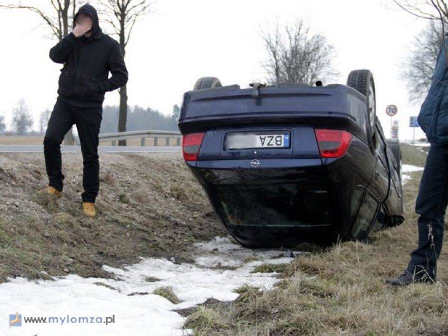 Dachowanie zakończone w rowie [FOTO]