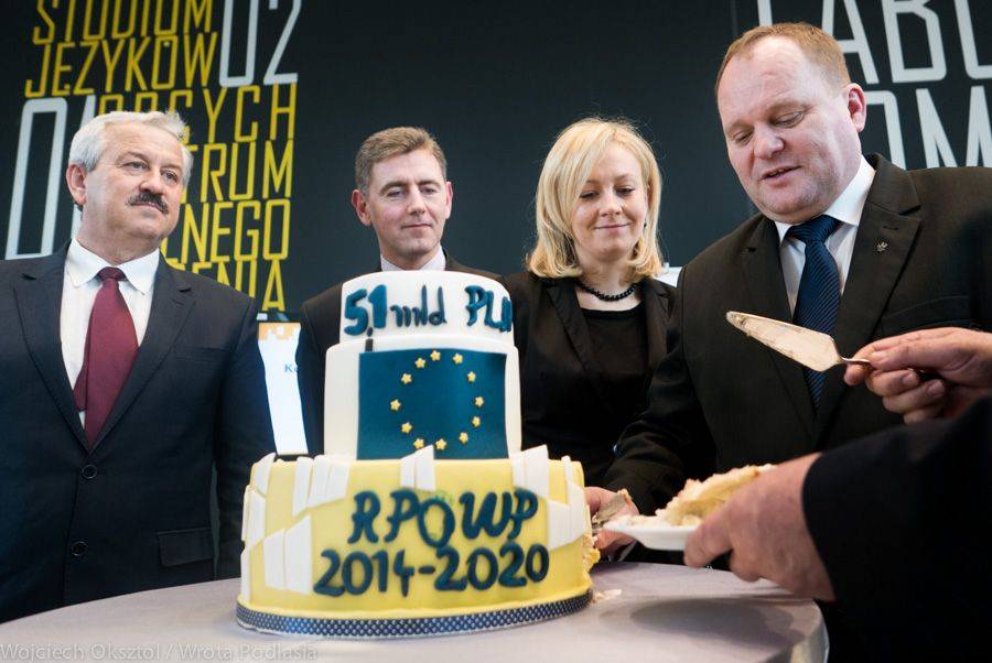 Dzielą tort i pieniądze!
