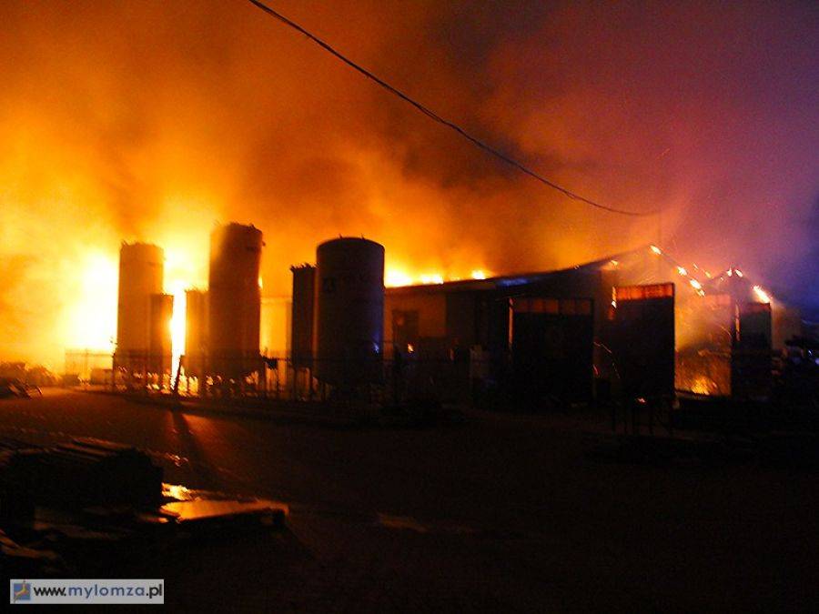 Płonie hala za Miastkowem [FOTO i VIDEO]