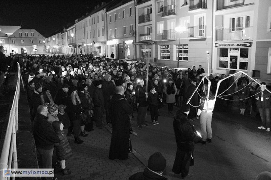 Na wojnie nie ma wygranych, są tylko przegrani… Droga Krzyżowa przeszła ulicami Łomży! [FOTO i VIDEO