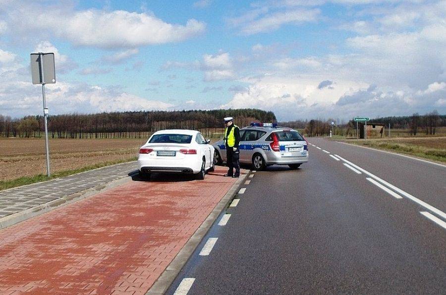 Policyjny pościg drogą na Jedwabne! Odzyskane samochody i zatrzymany 36-latek [FOTO]