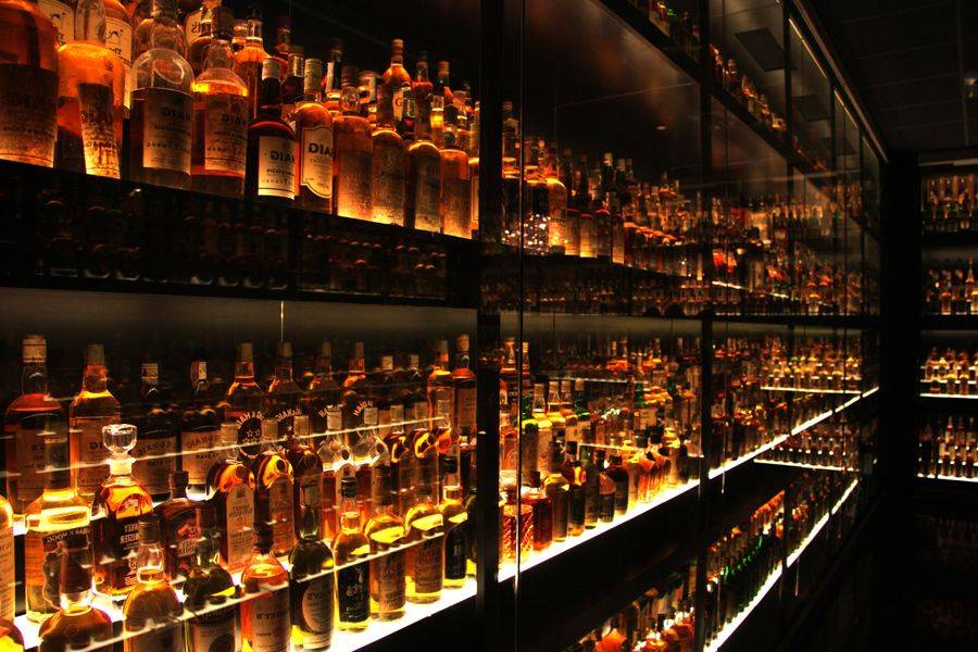 Kradł luksusowy alkohol, ale wypić go nie zdążył