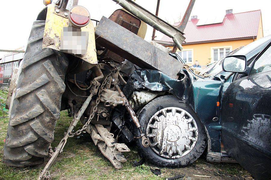 Audi kontra traktor w Czarnocinie [FOTO]