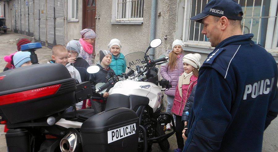 Dzieci odwiedziły łomżyńskich policjantów [FOTO]