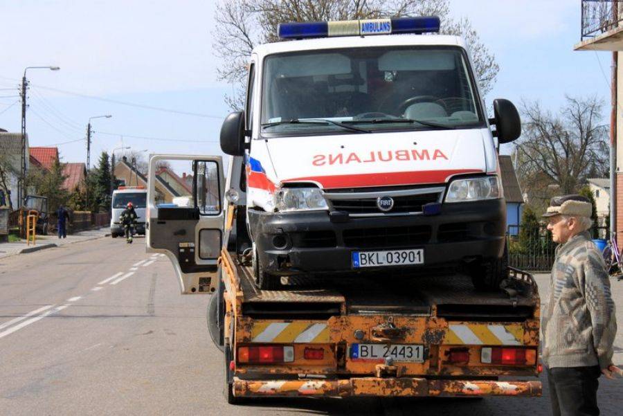 Zderzenie karetki z mercedesem. Sprawca w szpitalu [FOTO]