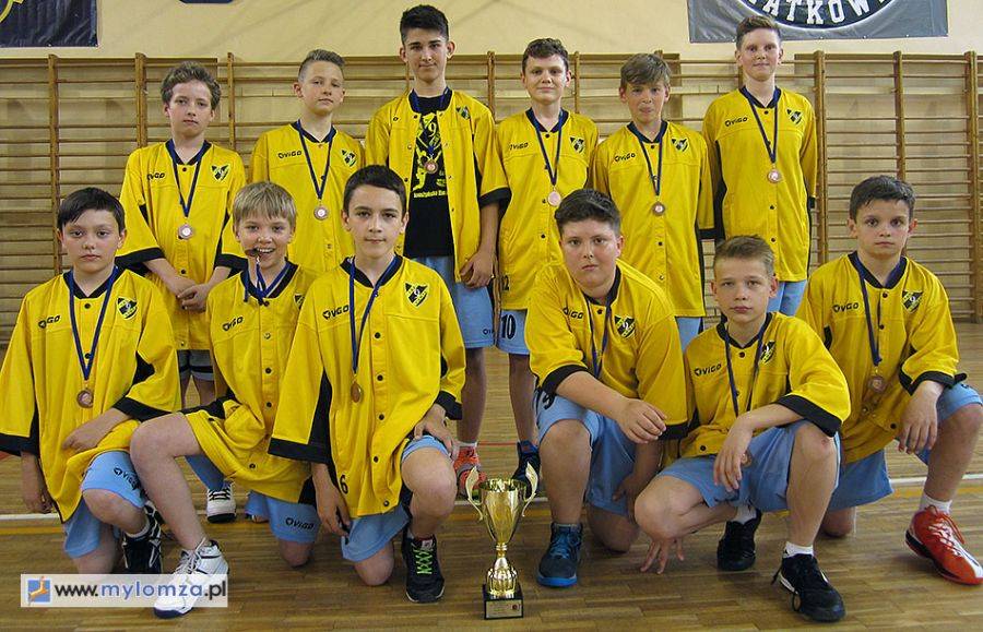 Drużyna SP9 na podium MAŁEJ LIGI ŻUBRÓW w mini koszykówce chłopców