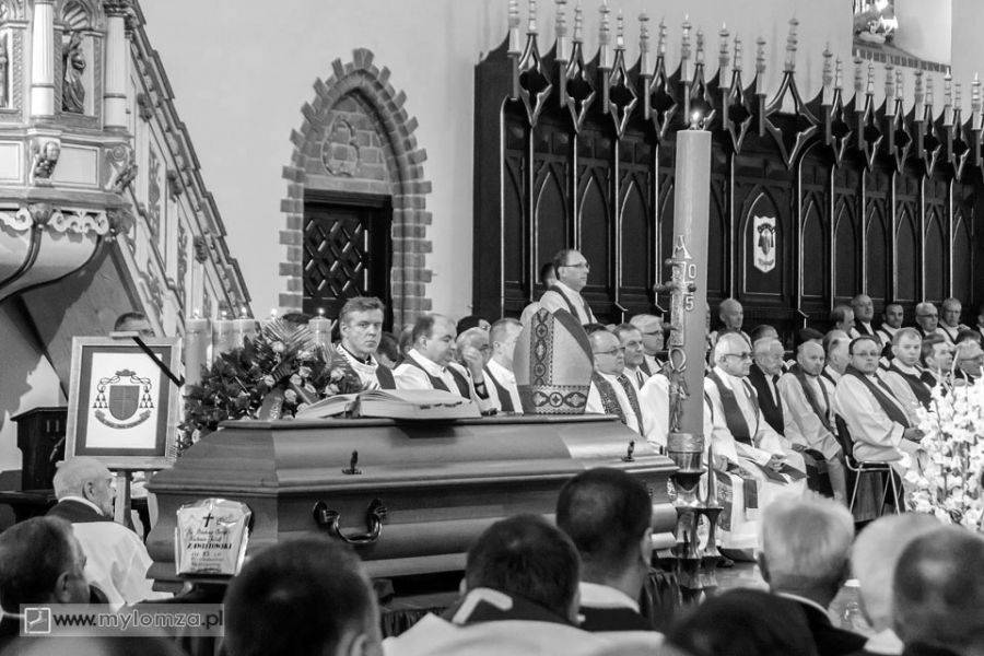Trwają uroczystości pogrzebowe Biskupa Tadeusza Zawistowskiego [FOTO]