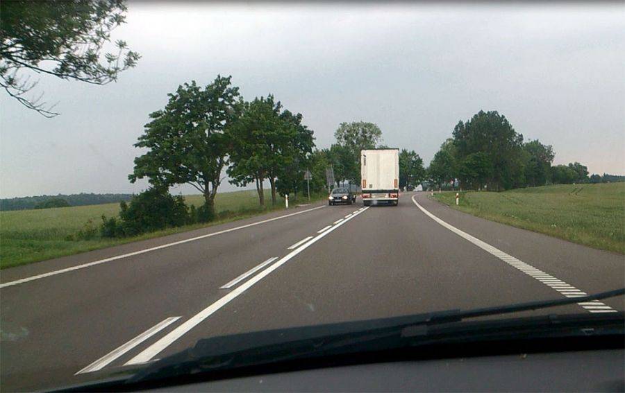 Jechał tak pijany, że wypadł z kabiny na drogę!