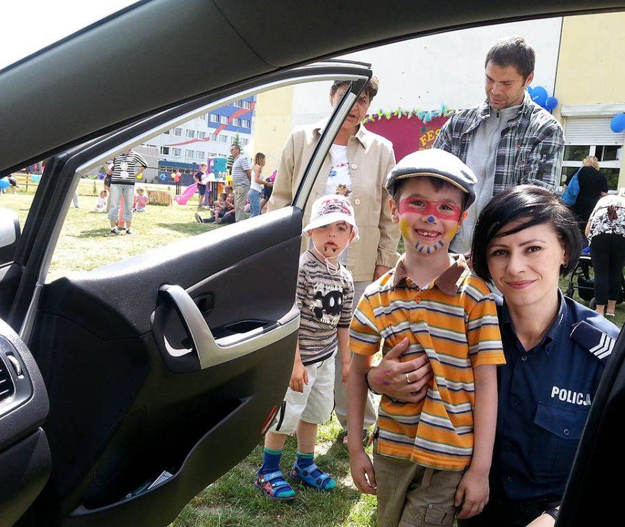 Policjanci na rodzinnym pikniku