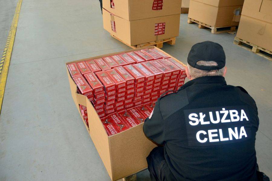 Tiry z kontrabandą zatrzymane. Niemal pół miliona paczek nielegalnych papierosów w rękach celników [